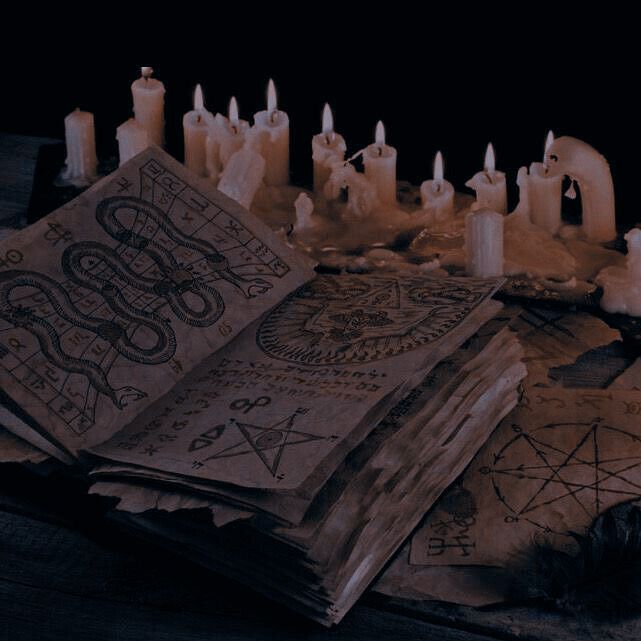 prettyjester_'s tweet photo. Suspira resignado, él y @siluetasterial llevan horas buscando en cientos de libros.

Pero ninguno les da respuestas.

——— Esto es imposible... https://t.co/RkYgabEuOM