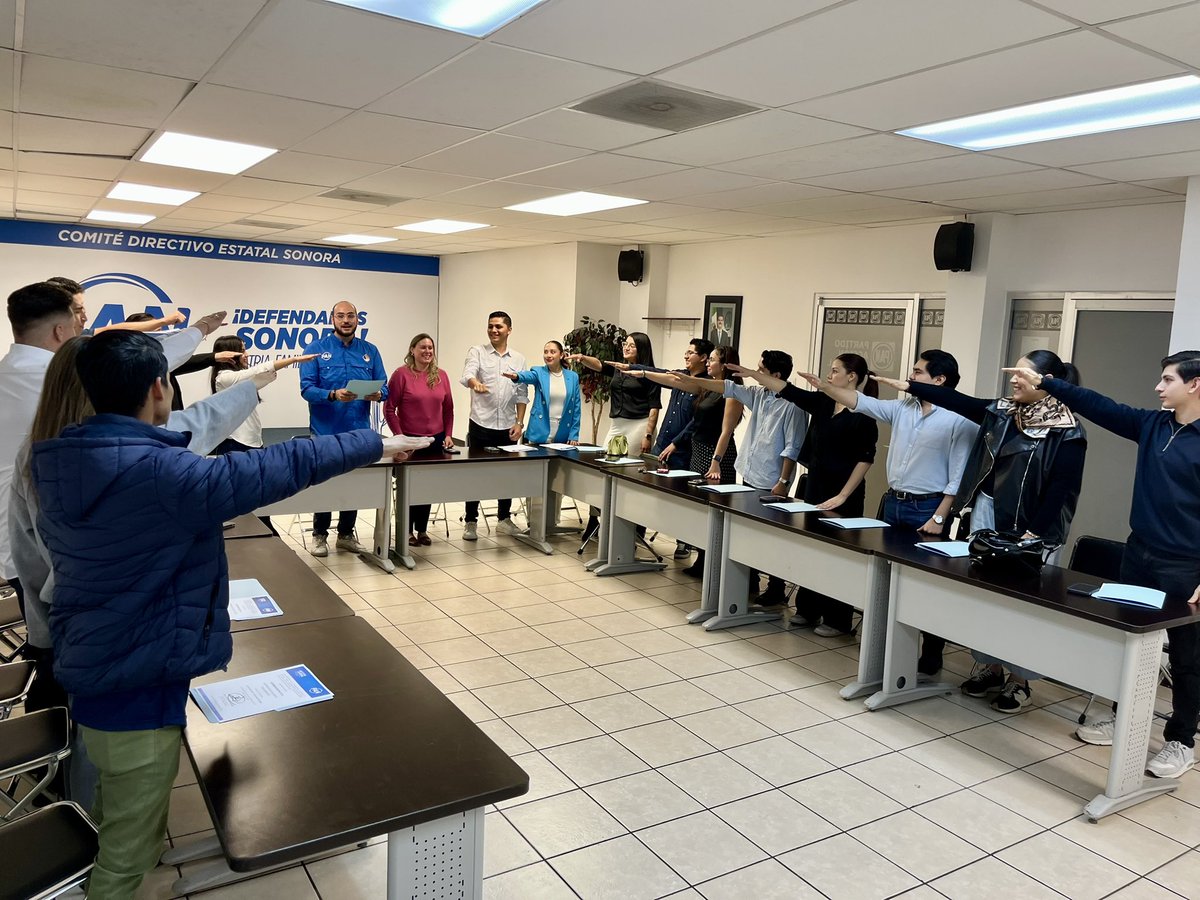 Con mucho gusto acudí este martes al CDE del <a href="/PANporSonora/">PAN por Sonora</a> a la toma de protesta de mi hijo Emiliano como titular de la Dirección del Sistema PAN Juvenil, bajo el liderazgo de <a href="/jlsolteromx/">José Luis Soltero</a>. 

Felicidades, es una alta responsabilidad, pero seguro estoy que harás tu mejor esfuerzo.