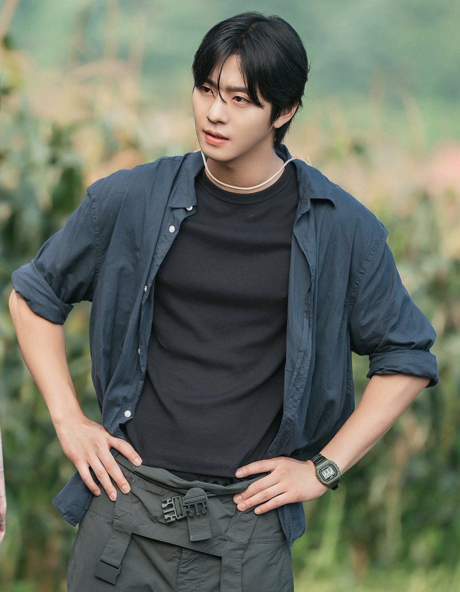 이게 어딜봐서 농부라는거죠??
목에 걸린 밀짚모자만 아니면 아무도 농부라고 생각안함