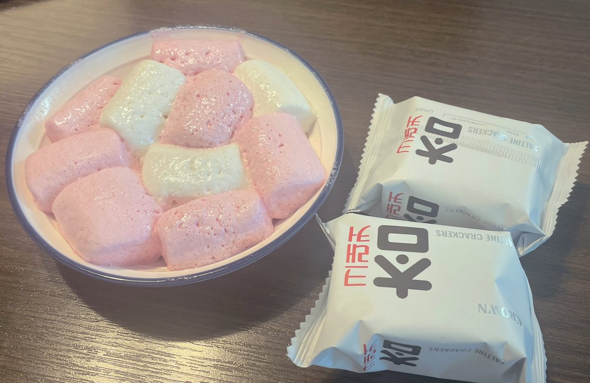 alpskitty's tweet photo. 마시멜로 그릇에 깔아서 전자렌지 30초정도  
돌린담에 참크래커 찍어먹으면 ㄹㅇ 극락감..
근데 진짜 살찔거 같아서 앞으론 줄이려고요.. https://t.co/WEpSfFxiXv