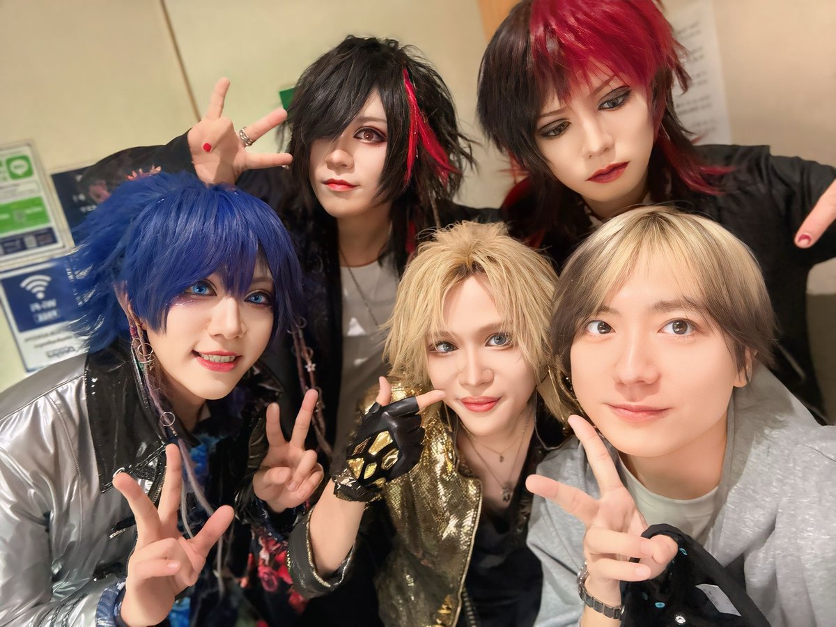 Koichikuun's tweet photo. 昨日は超ジャシー解散ライブへ
僕が始動当初から関わってたこともあり懐かしい曲が盛りだくさんで勝手にメンバーの気持ちで見てました。
一緒に曲作ったり、面白そうなこと考えたりと12年前のことを最初から思い出したりしながらライブ見てました😌
ファンの方もみんな楽しそうで、色々あったんだろうけど、たくさんの方に支えられて良い12年間を過ごしたんなって思ってました。
本当に素敵なライブでした😌

めるち
昨日も打ち上げで言ってたんだけどね
素敵なボーカルになったなぁぁあって
「今日は何があっても強い気持ちでやりきるんだ」って言っててね。
誰よりも率先して面白いこと考えたり、それを実行したりとたくさん頑張ったんだろうなって思った。
歌もMCもすげー刺さった🫶
これからも歌を続けると思うのでまた俺もできることあったらやるしまた何かやろうね😌
久しぶりにたくさん話せて嬉しかった！

ぐーきん
ギルドの宏一作曲の曲もたくさんぐーきんハウスで作ったんだよね。
面倒くさかっただろうに、文句も何も言わずにいつもニコニコしながらジャシーのことも僕の曲のこともやっててくれたぐーきん。今でもずっと感謝してます。
この人より面白い人間いないんじゃないかなって何回も思ったことあります。
いっぱい助けてもらったしね、これからもなんかあれば言ってね🫶

さむちゃん
何かあるたびにこういっちゃんのおがげだよと言ってくれるよね。とっても嬉しいですありがとう。あなたは元気にベースを弾いてる姿が1番輝いてるんで、これからもステージでたくさんの人を楽しませてあげてください🫶
酔いすぎないでください😇
今となってはたくさんの関係者に可愛がられて、たくさんの後輩や仲間がいるところをみて凄く嬉しいです。これからも応援してます🫶

みちゃきくん
5年ちょいのサポートって言ってたかな。
僕から見ればもう立派なメンバーでした。
もともと僕の後輩がやってたバンドだし、そのあと僕が叩いたり、さらに変わったりとドラマー結構変わったけど
みちゃきくんじゃなかったら続かなかったんだろうなって話してて思った😌
素敵なドラムでした！
これからも応援してます😌

ファンの皆様
お疲れ様でした！
素敵な素敵なバンドでした😌
みんな元気に生きてればさ、僕はまたどこかでジャシーの音楽が聴ける日もくるんじゃないかなとも思ってます。
その時また楽しく会えますように