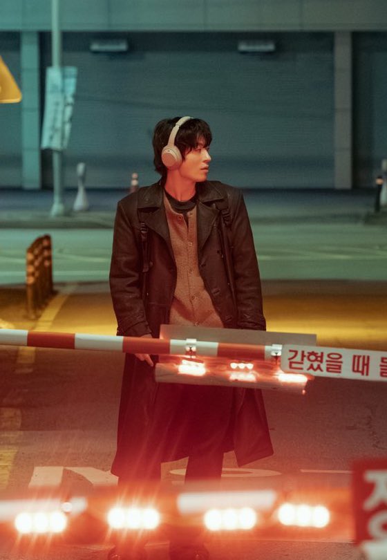 내 예상 동만: 모자 눌러 쓰고 패딩에 백팩에 댜충 후줄근 아저씨
실제 동만: 레더 코트에 헤드셋에 웬 서울패션위크 출근 패션