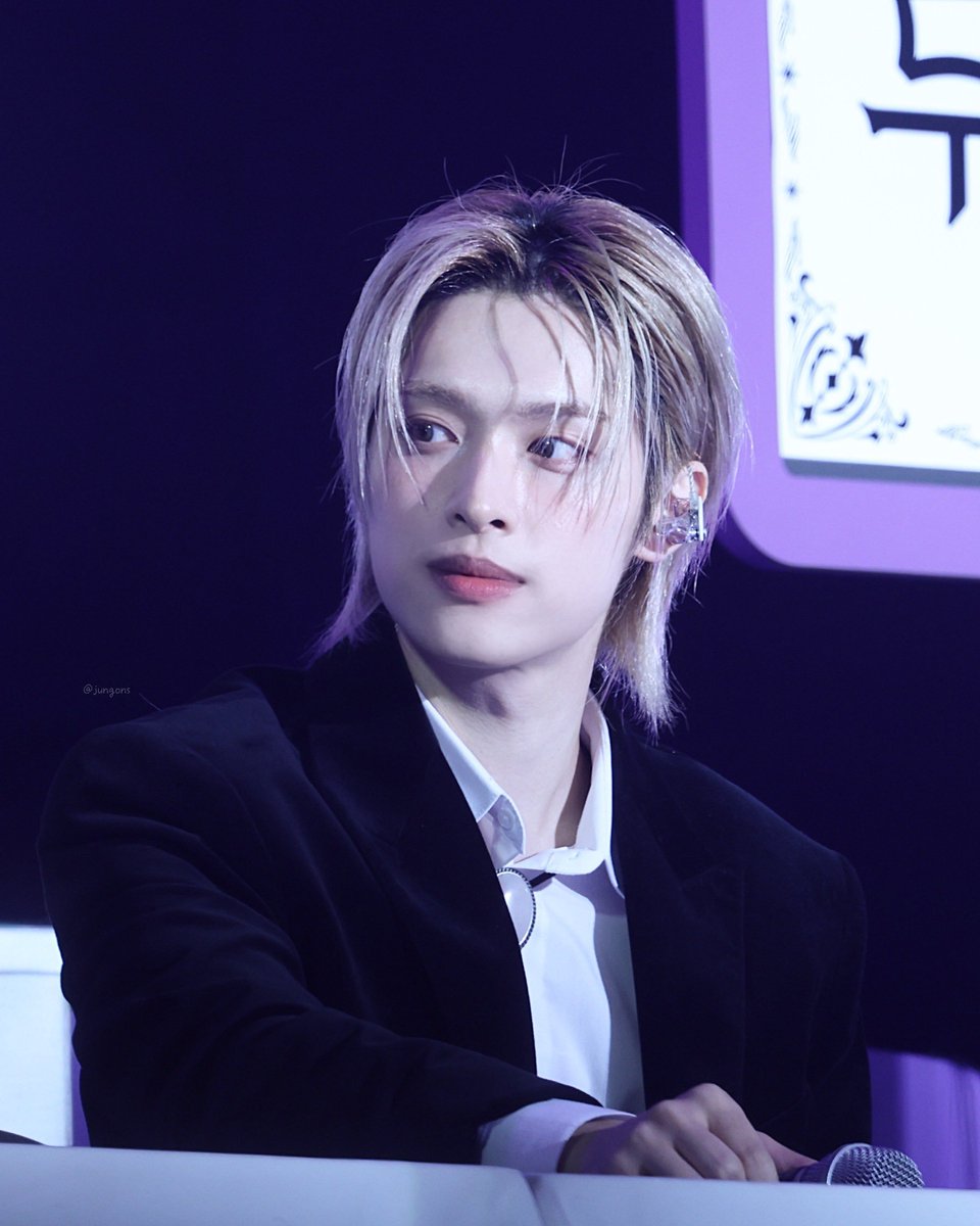 진짜 천사 같고 행복인 화장할 때 애굣살 메이크업에만 30분 소요되는데 지석이는 자연 애굣살 썰어서 세 접시짜리 잇는 거 레전드로 좋음 꺅