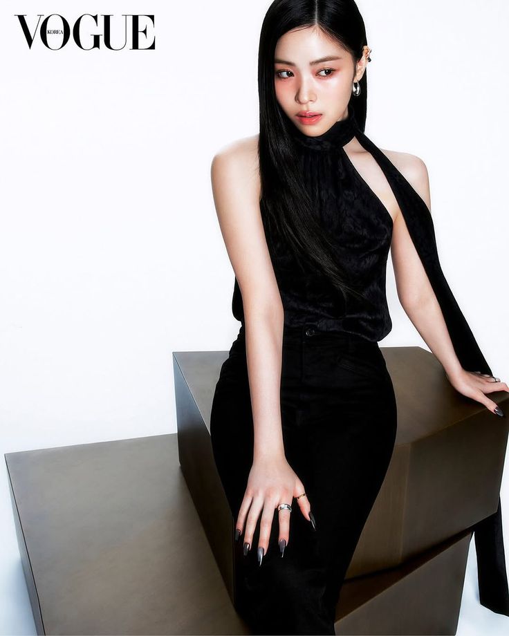 itzypopbase's tweet image. ITZY's Ryujin will reportedly star as the lead role in a new film 'Myeondo' alongside actress Roh Jeongeui.

(m.entertain.naver.com/home/article/4…)