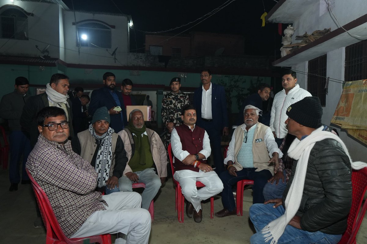 महुआ विधानसभा क्षेत्र के फुलवरिया ग्राम निवासी श्री अशोक सिंह जी की पूजनीय माता जी के निधन की सूचना प्राप्त हुई। उनके आवास पर पहुंचकर शोकाकुल परिजनों से मुलाकात की और अपनी गहरी संवेदनाएं व्यक्त कीं।
एक मां का जाना परिवार के लिए अपूरणीय क्षति है। ईश्वर दिवंगत आत्मा को अपने