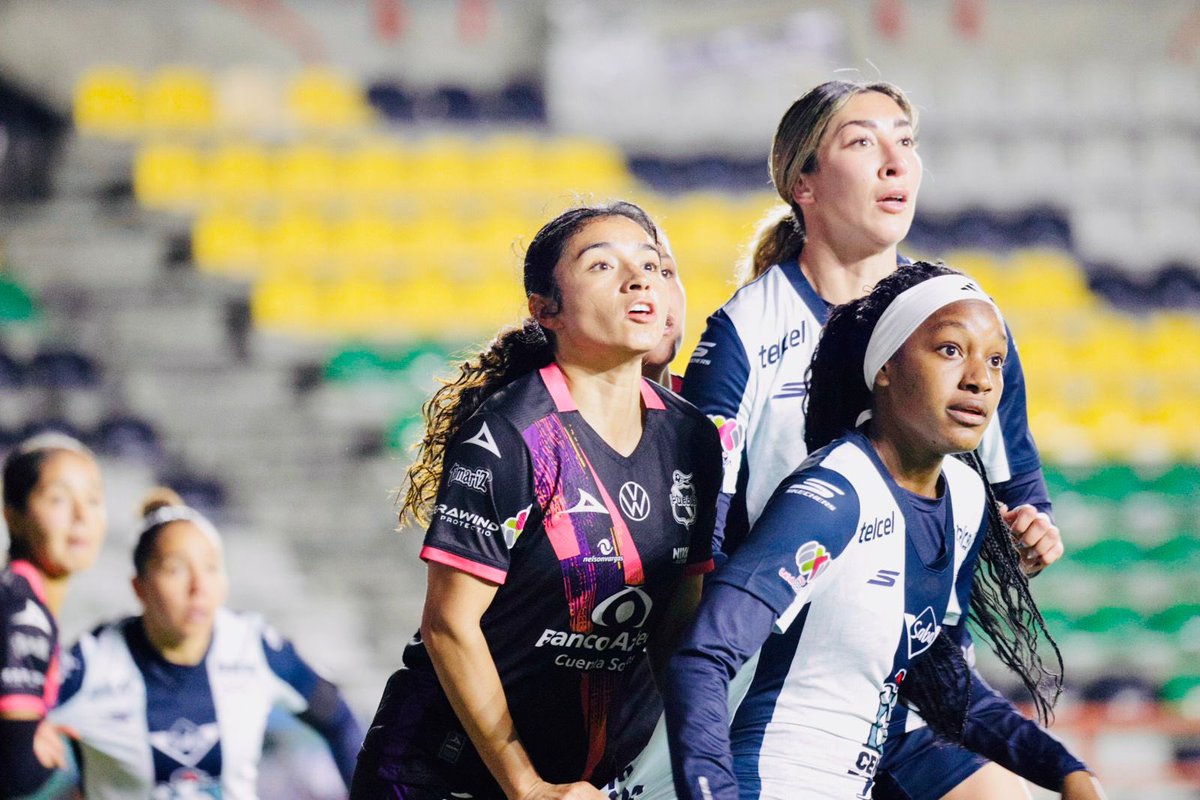 PACHUCA SE DIO UN FESTÍN 👸🏻⚽️🏟️
Las #Tuzas le llenaron la canasta al #Puebla en actividad de @ligabbvamxfemenil esta noche, en el Hidalgo. 7-0 fue el score para las pupilas del “Rambo” Torres con tantos de Charlyn (3), Nicosia (2), Mauleón y Fragoso. Fotos @kelvin_loaiza_tellez