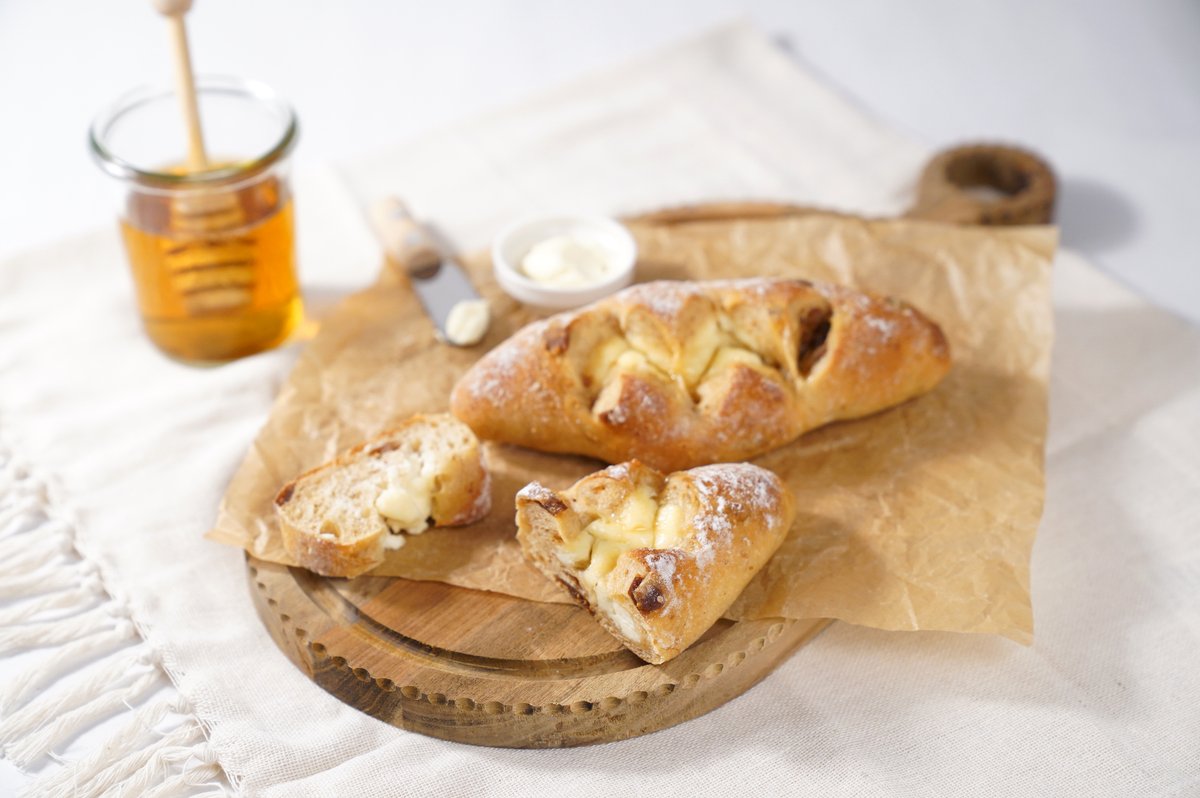 #FMヨコハマ #なかの綾 の #今夜もおきばりさん
＜ブーランジェリー綾＞
#ポンパドウル の1月新作 #パン 今夜のご紹介は
🧅オニオンピザ
🍕しめじとベーコンのピザ
🥖いちじくフロマージュ
とにかくお値段お得なのに大満足で激うまなのでぜひお店でどうぞ
radiko.jp/share/?sid=YFM… #radiko