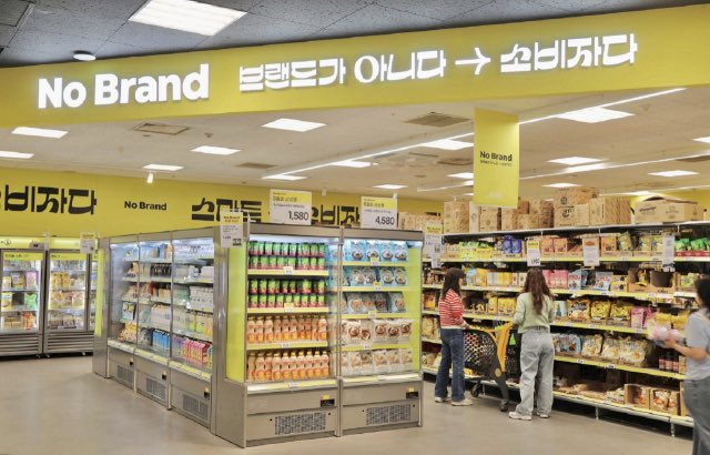 한국에는 muji를 따라한 jaju와 no name을 따라한 no brand가 있음. 놀랍게도 같은 대기업이 베꼈는데 그 회장을 보면 놀랍지 않음.