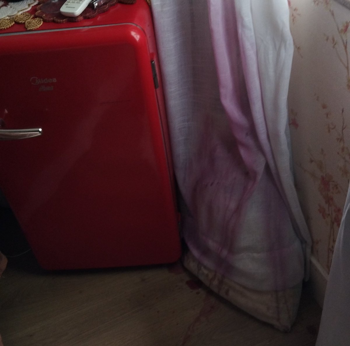 Guerr09_'s tweet image. 3-um belo dia eu acordo e descubro que tinha vinho na cortina do quarto dos meus pais, mas aí que tá, não tinha copo ALGUM de vinho no quarto e se fosse meus pais eles não deixariam ali sem limpar