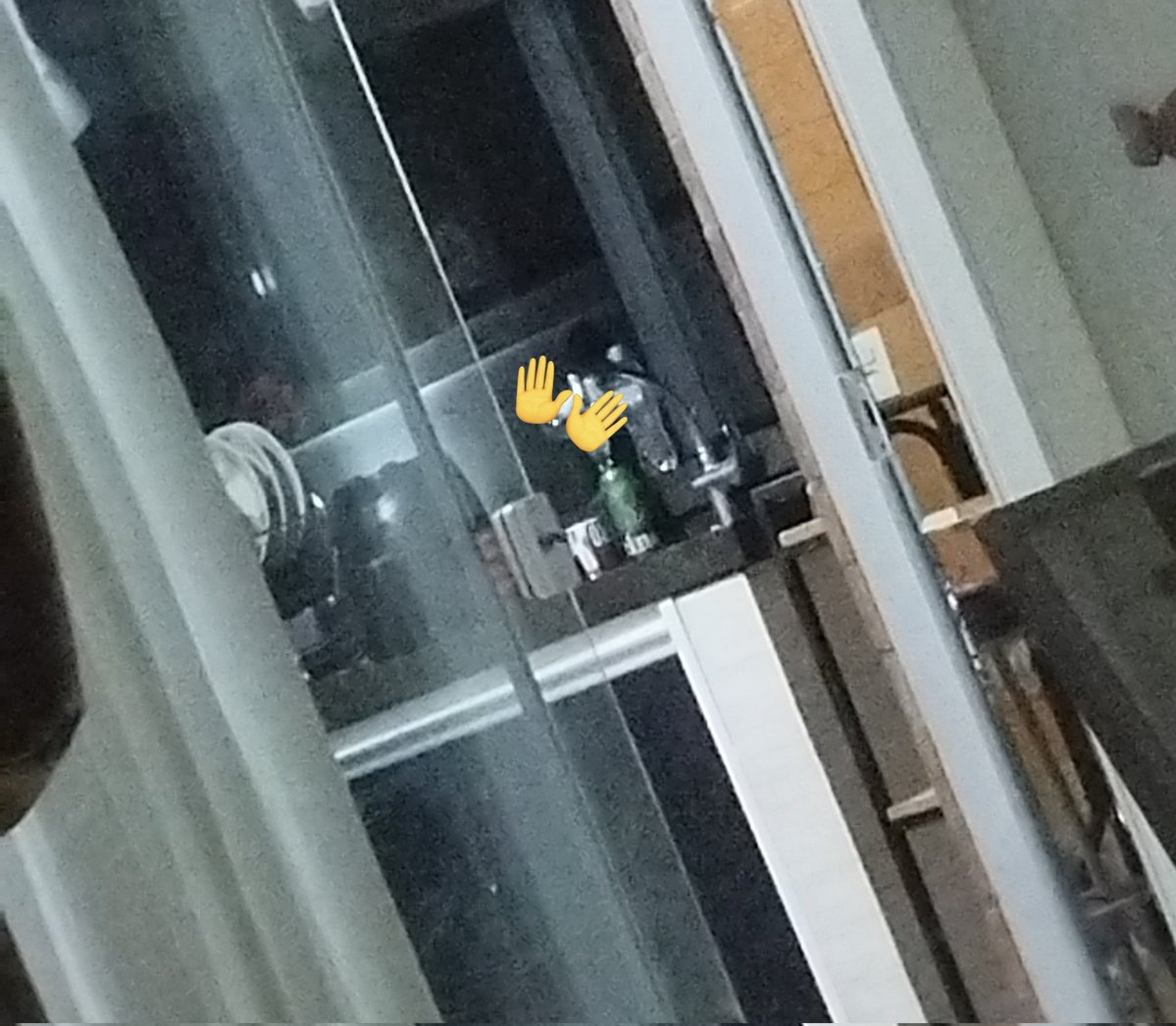 Guerr09_'s tweet image. 4-Capturei o infeliz em pé do lado de fora uma vez. Novamente fingi não ver e esperei ele sumir.