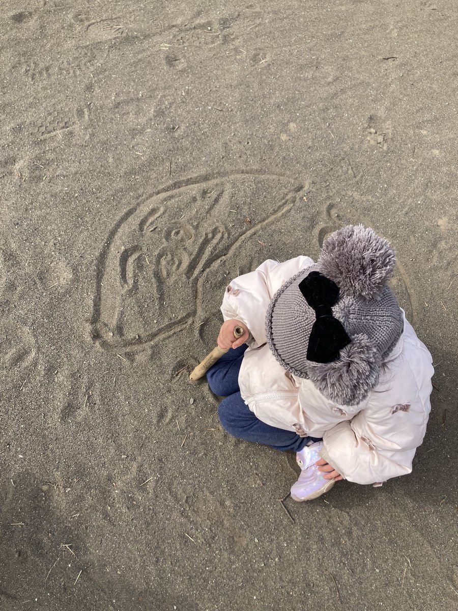 _satorie's tweet photo. 本日娘様お休みのため、在宅勤務中抜けで公園遊び。
これなーに？のお題にカレーパンマン！自信満々で答えたら

ちがうよーうみだよー
これはね、タコと、タツノオトシゴと、ちいさいおさかな！

海の一面を切り取って見せてくれたらしい。
ムズイな！
体力使い切って午後お昼寝してくれることを期待🙏 https://t.co/erqm0kdHJh