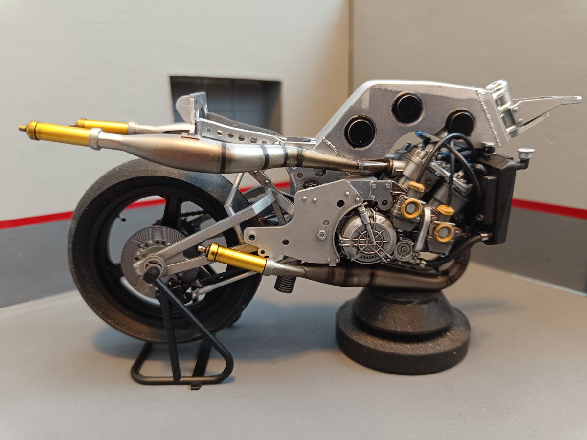 voromont's tweet photo. Mientras seca la primera capa de imprimación de los plásticos, he montado los escapes de la KR de Ballington. Me gusta el resultado😉✨
#kawasaki #kr500 #tamiya #scalemodelbike #scalemodeling https://t.co/Ez3yUQtfDh