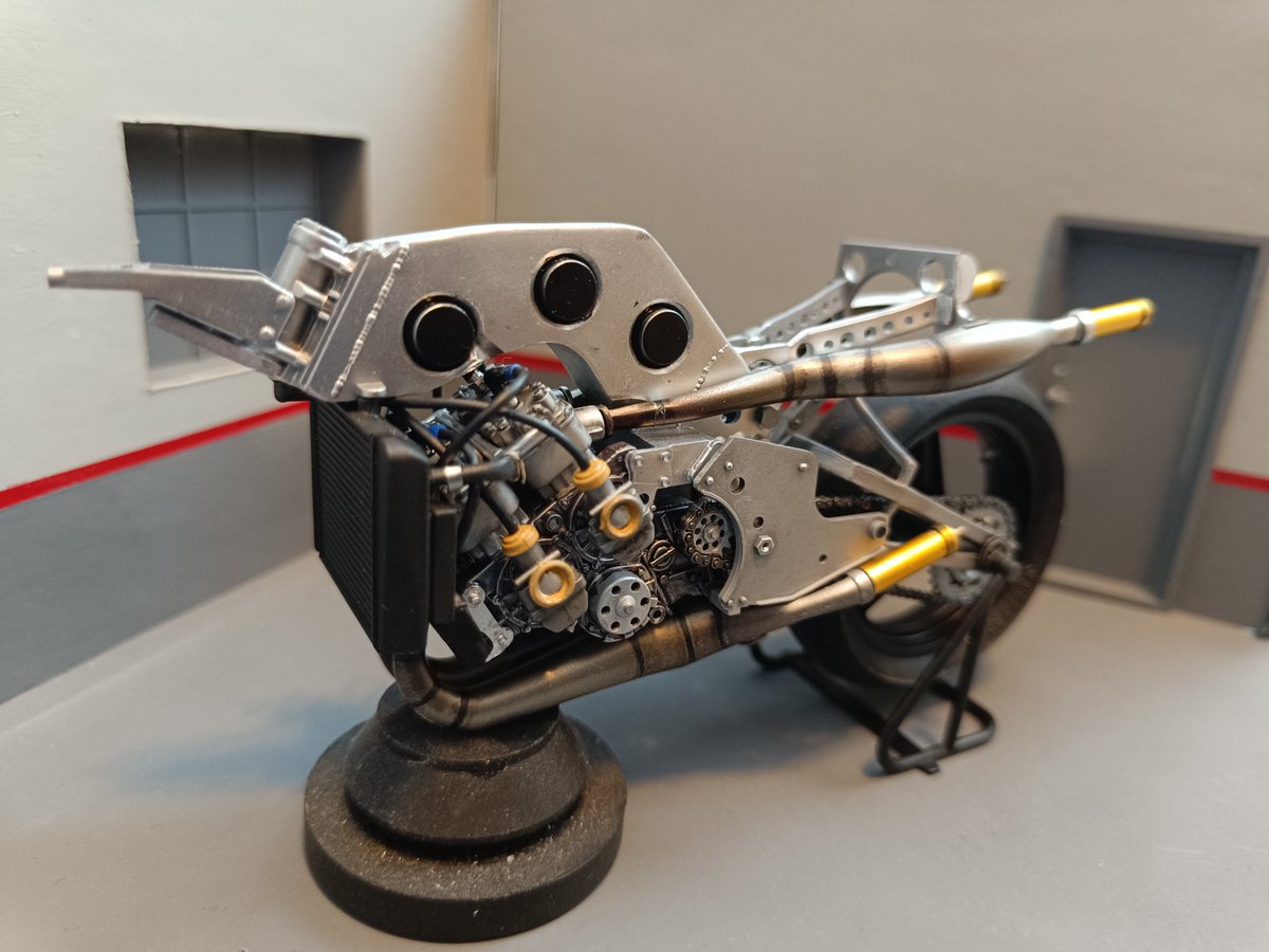 voromont's tweet photo. Mientras seca la primera capa de imprimación de los plásticos, he montado los escapes de la KR de Ballington. Me gusta el resultado😉✨
#kawasaki #kr500 #tamiya #scalemodelbike #scalemodeling https://t.co/Ez3yUQtfDh