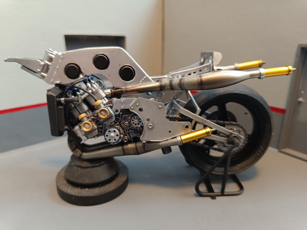 voromont's tweet photo. Mientras seca la primera capa de imprimación de los plásticos, he montado los escapes de la KR de Ballington. Me gusta el resultado😉✨
#kawasaki #kr500 #tamiya #scalemodelbike #scalemodeling https://t.co/Ez3yUQtfDh
