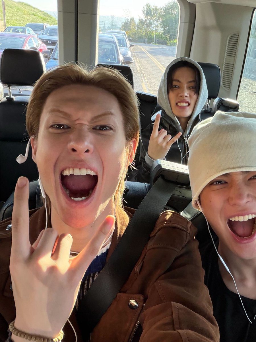 cherishmaboys's tweet image. 마틴  혼자사진찍을땐 본인추구미가득담아서 멋지게찍고 잘나오면 배경화면까지하는사람인데 막내들(특히안건호)랑같이찍으면 내면의잼민이가깨어나서 똑같은애새키가됨…