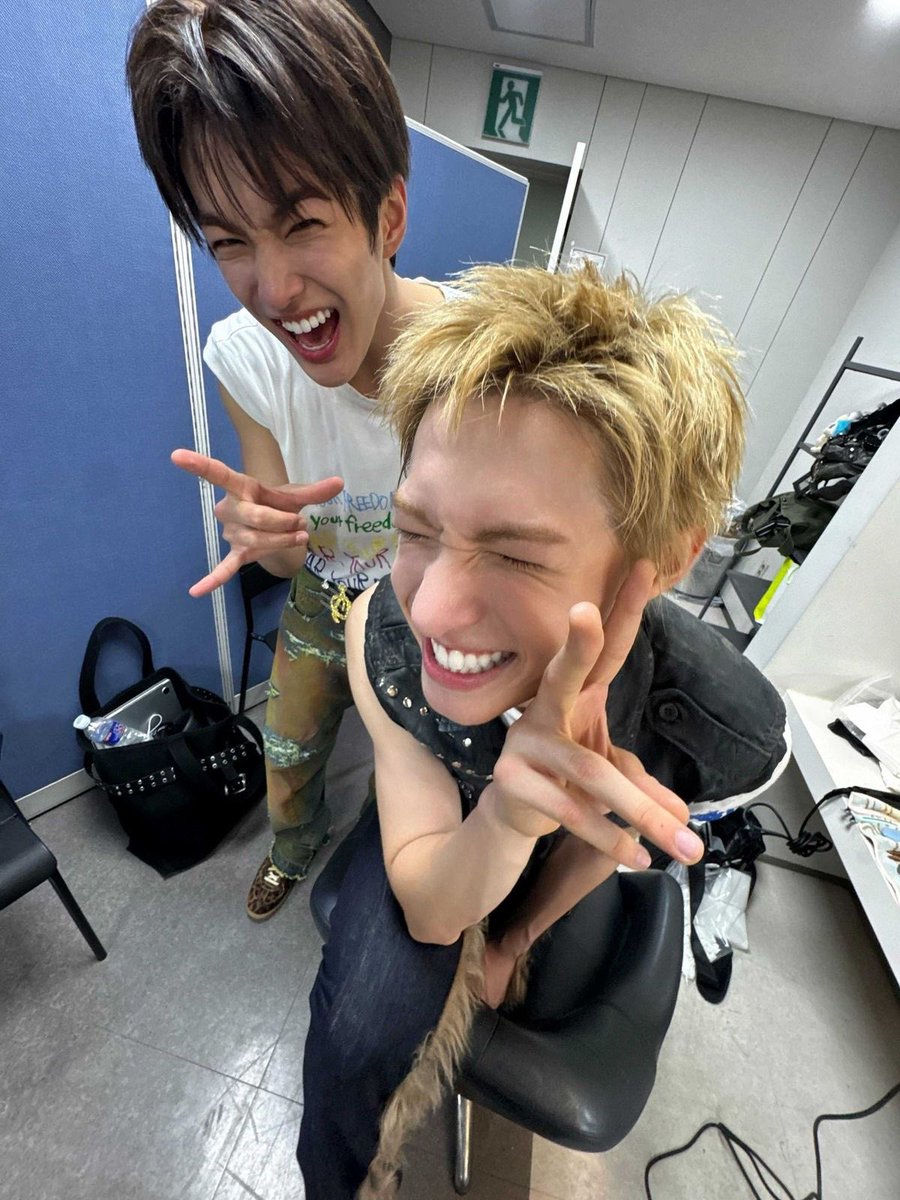 cherishmaboys's tweet image. 마틴  혼자사진찍을땐 본인추구미가득담아서 멋지게찍고 잘나오면 배경화면까지하는사람인데 막내들(특히안건호)랑같이찍으면 내면의잼민이가깨어나서 똑같은애새키가됨…