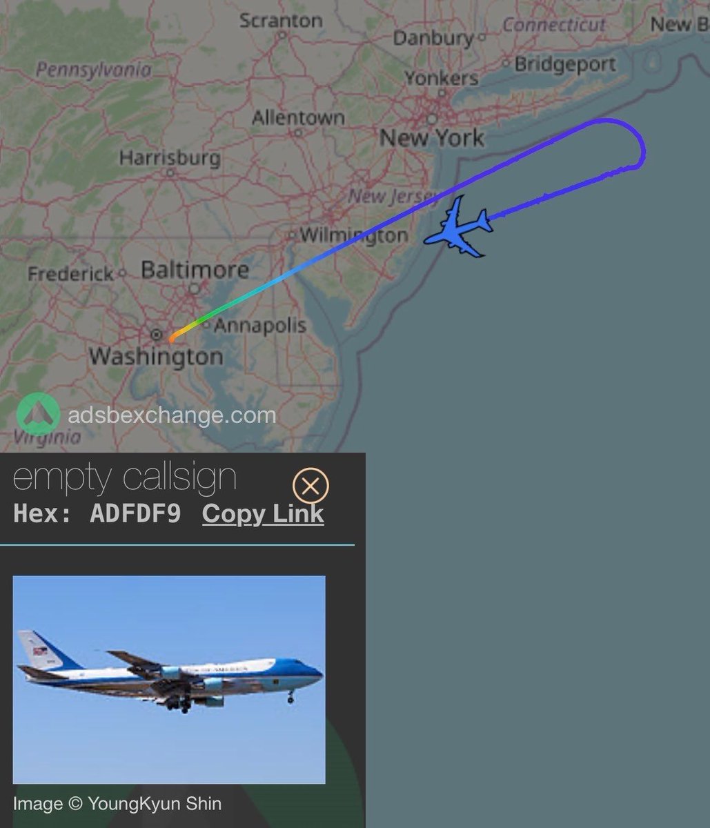 eixopolitico's tweet image. 🇺🇸 Air Force One, avião presidencial dos Estados Unidos, tem pane elétrica logo após decolagem e precisa retornar à base aérea.

Donald Trump vai embarcar em outra aeronave e partirá ainda hoje para Davos, na Suíça, para participar do Fórum Econômico Mundial.