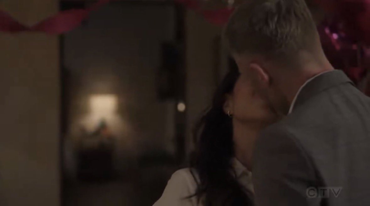 alyssawopez's tweet image. HOLD ONNNNNNN wopez kiss in the big 2026… did we finally make it out??!? #therookie