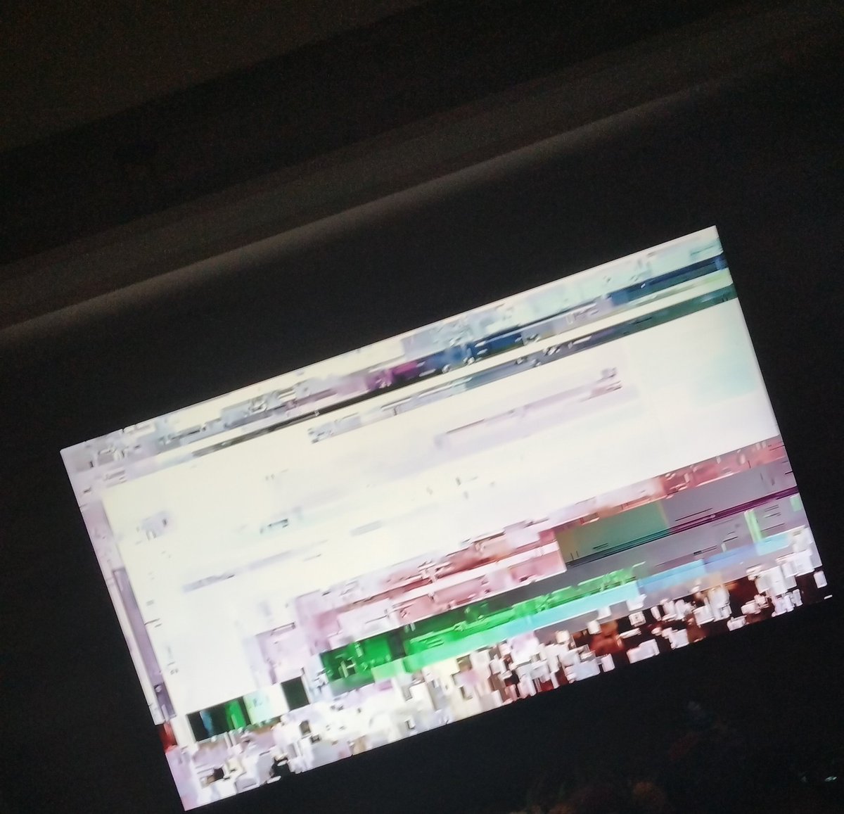 Guerr09_'s tweet image. 2-Dias depois a peripécia desse malandro foi deixar minha TV assim no meio da noite com um som absurdo de alto 

"ah mas foi problema técnico normal, toda TV tem isso" beleza mano vai viver no seu mundinho da ciência, até parece que nunca viu filme de terror