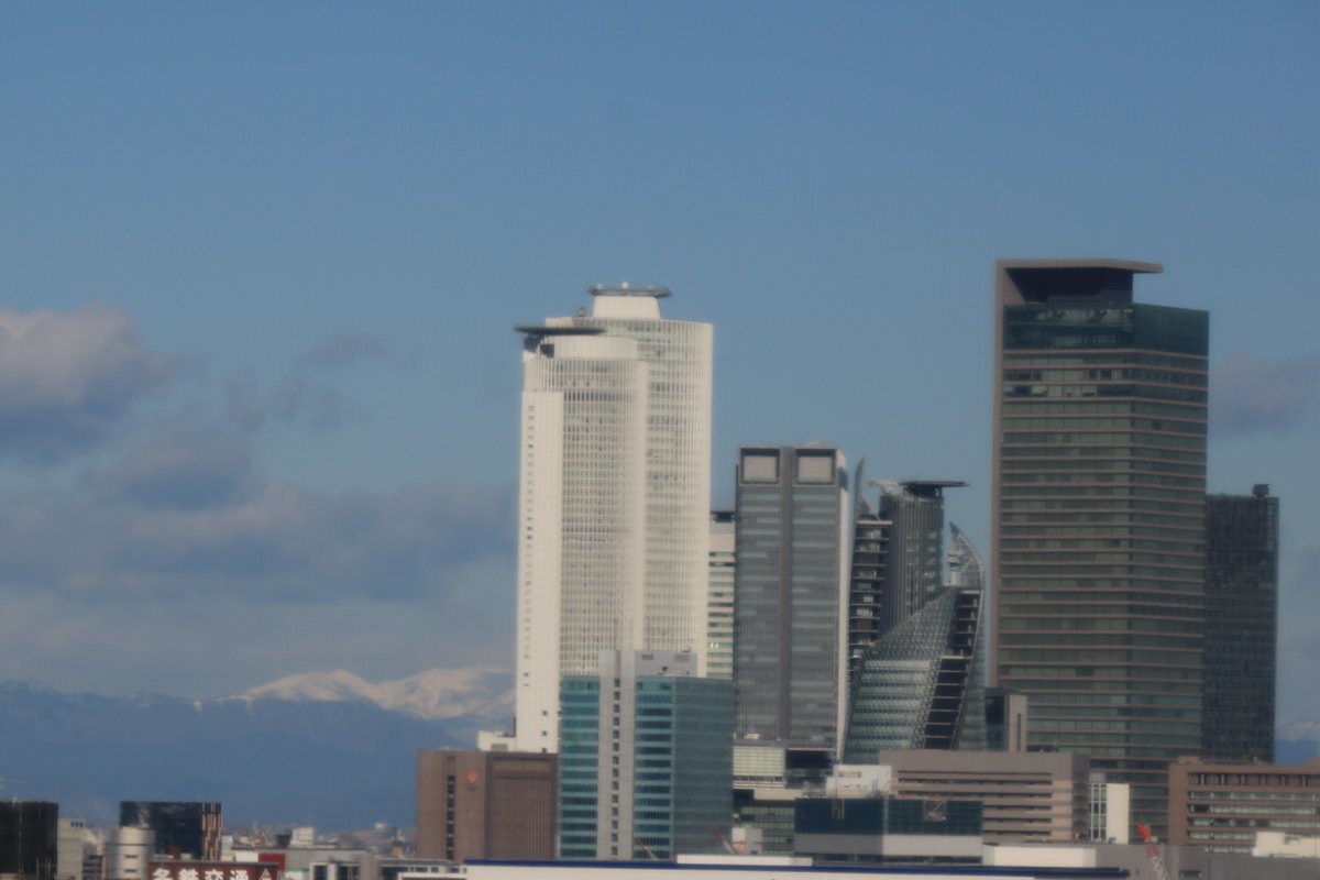 nui_nagoya's tweet photo. 今日はとても寒いですね。
まちづくり広場から見た、名駅の高層ビル群と雪山🏔️ https://t.co/hGR0pBe8GC