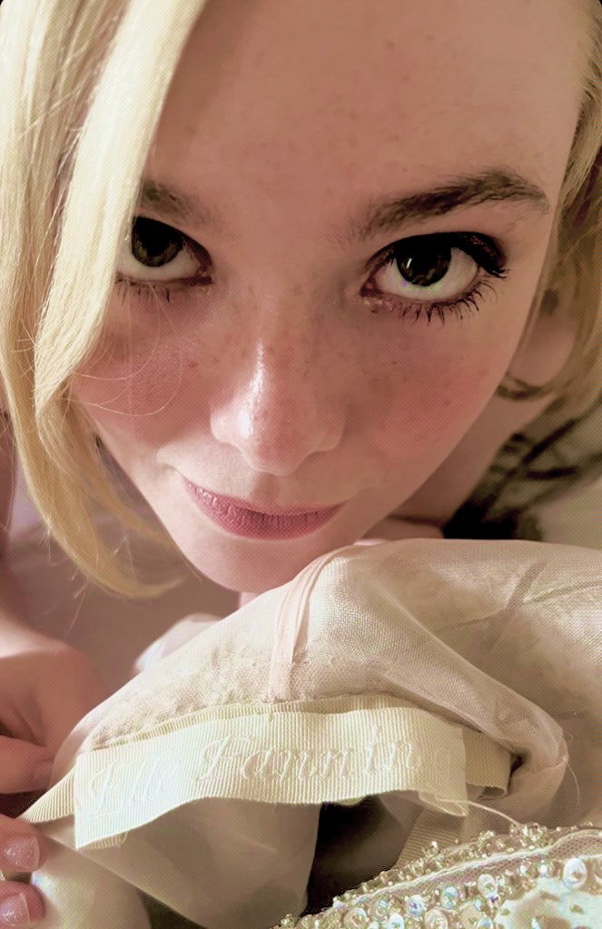 𝑪𝔩𝔞𝔦𝔯𝔢 𝑫𝔢 𝑳‘𝑨𝔲𝔯𝔬𝔯𝔢 . tweet media