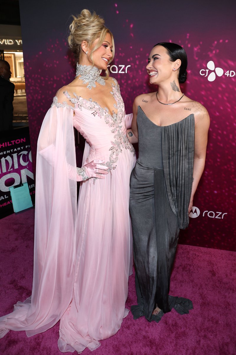 demilovatobr's tweet image. O sorriso! Demi Lovato e Paris Hilton na estreia do documentário "Infinite Icon: A Visual Memoir" em Los Angeles. ⭐