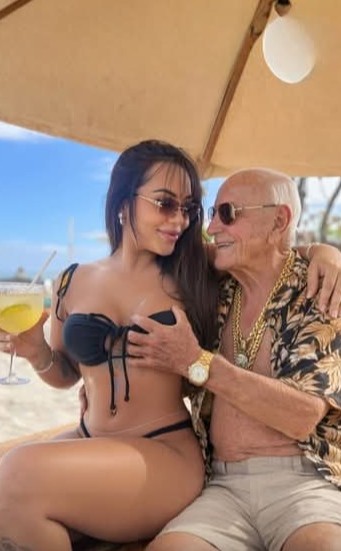 Bharatramsena's tweet image. The elderly man you see having fun in the photo
is actually a 90-year-old taxi driver from Malaga, Spain.

He went viral on social media in 2026.

What he did was simple.
He rented a yacht,
wore a fake gold chain,
and started claiming he was a billionaire.

Seeing all this, a…