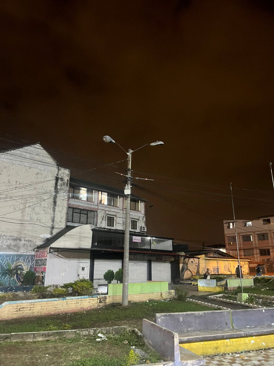 r_unox's tweet photo. @servicioscnelep 

Favor arreglar luminarias ubicadas en Alborada 11va  AV. Pablo Nazur y Benjamin carrion mora en el parque esta oscuro y llegan muchos consumidores gracias https://t.co/9Kv1pelyMg