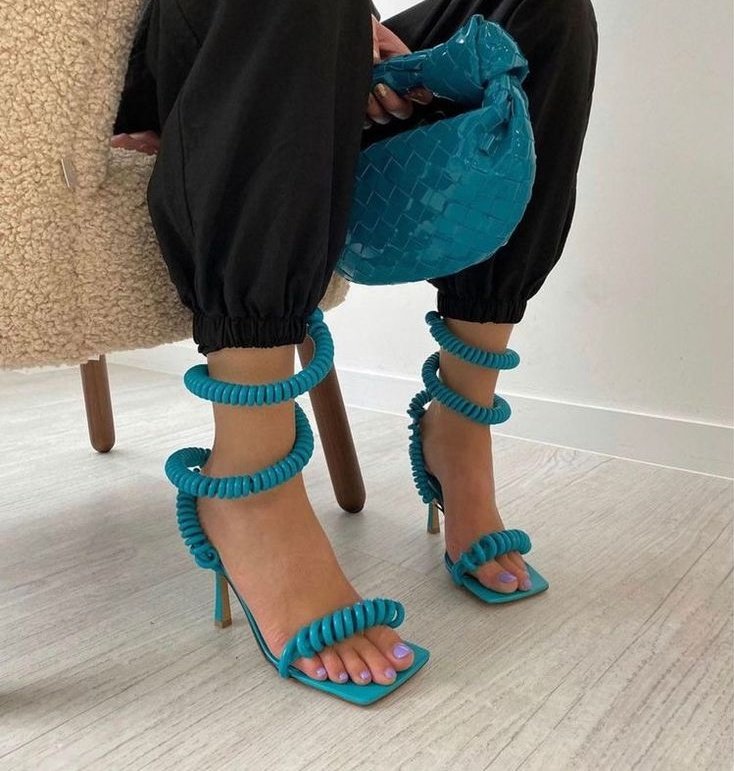 LaModeUnknown's tweet photo. The SPIRAL sandals of ✨️Bottega Veneta✨️ Pre-Fall 2021.🪡 https://t.co/Zmmff8zbK9