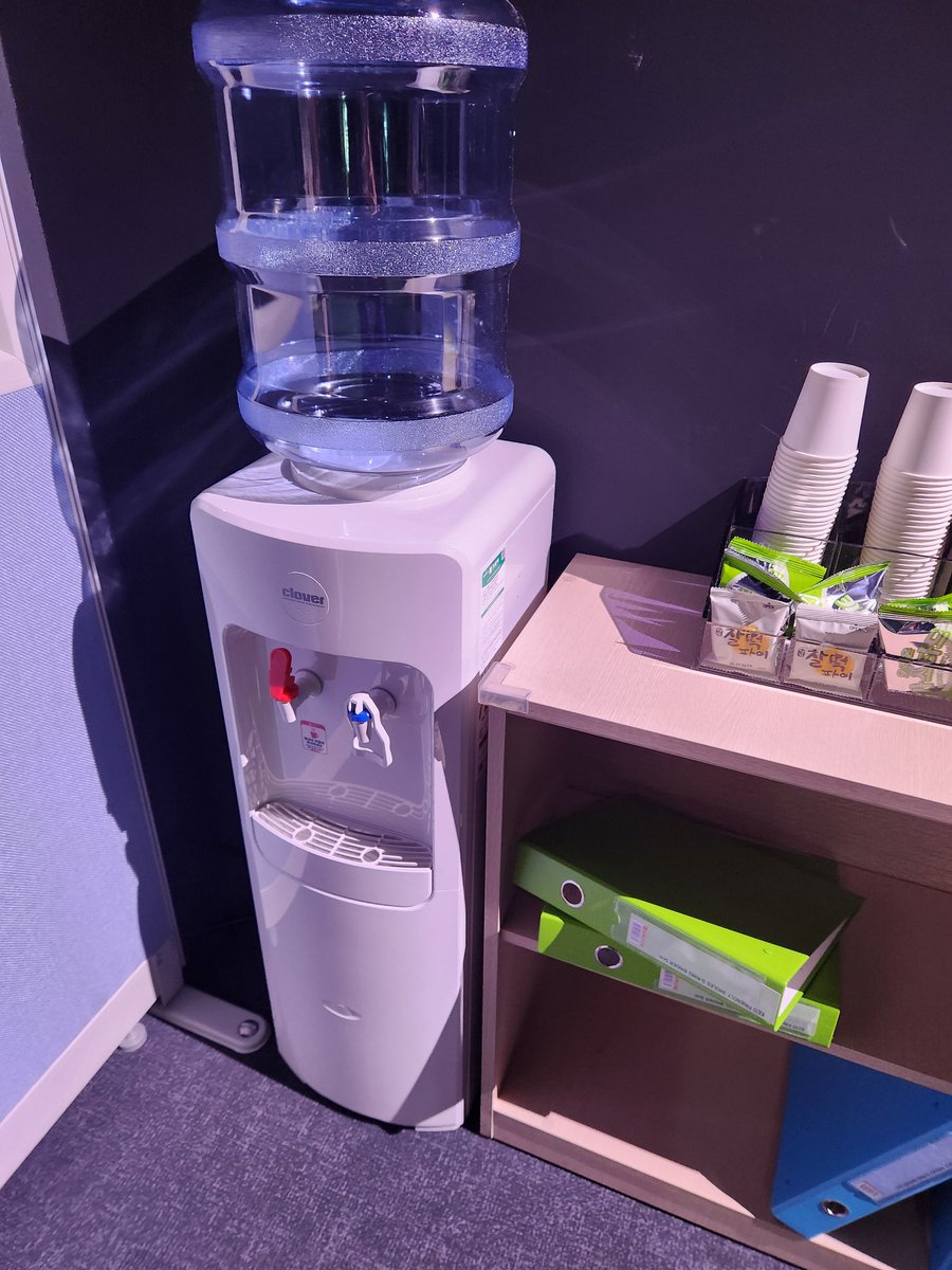 ㅋㅋㅋㅋㅋㅋㅋㅋㅋㅋ....... 저 바로 앞에서 찍고 왔는데........... 손대지 마시오 있길래 안 만졌죠ㅜㅜㅜㅜㅜㅜㅜㅜㅜㅜ