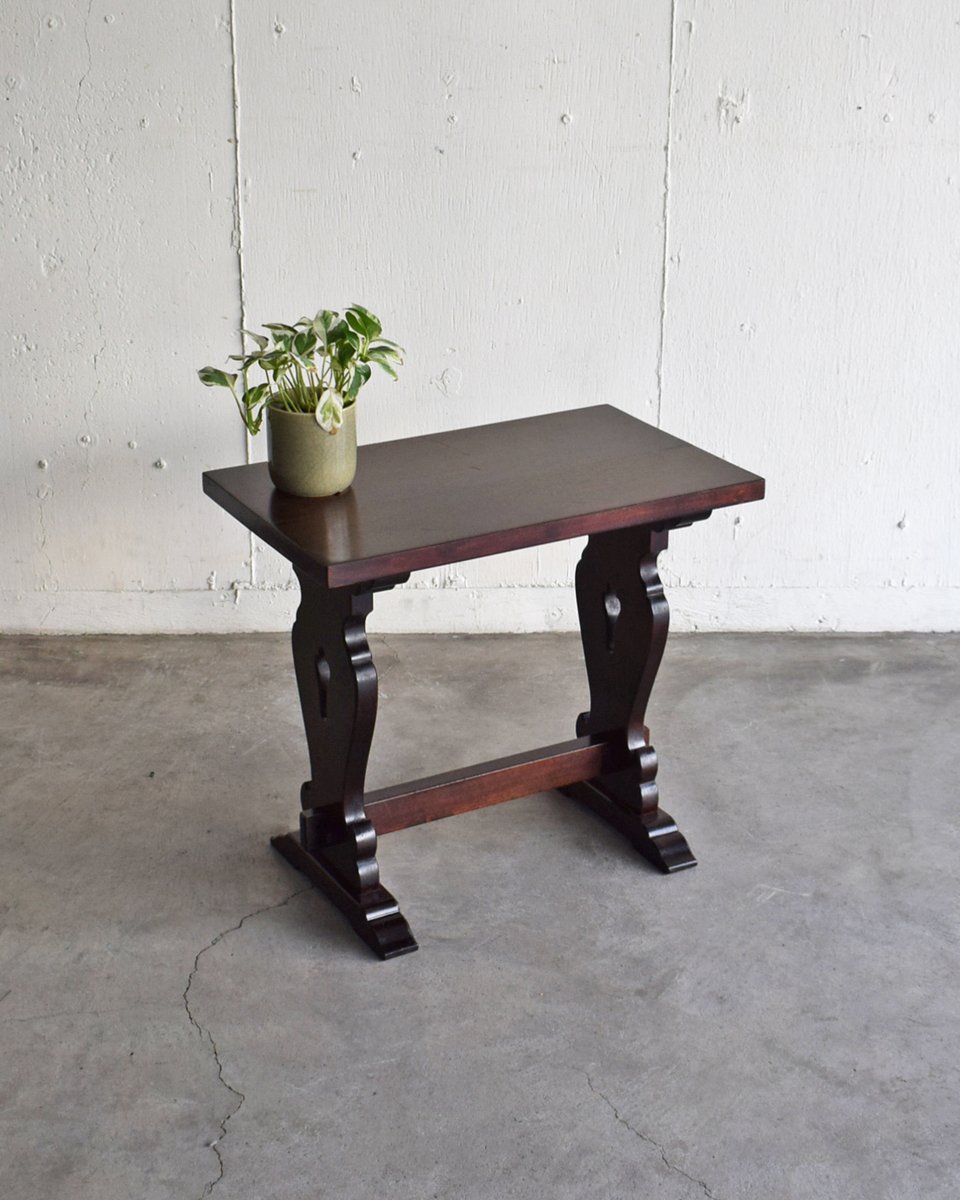 松本民芸家具の、ミズメザクラ無垢材が使用されたサイドテーブルです