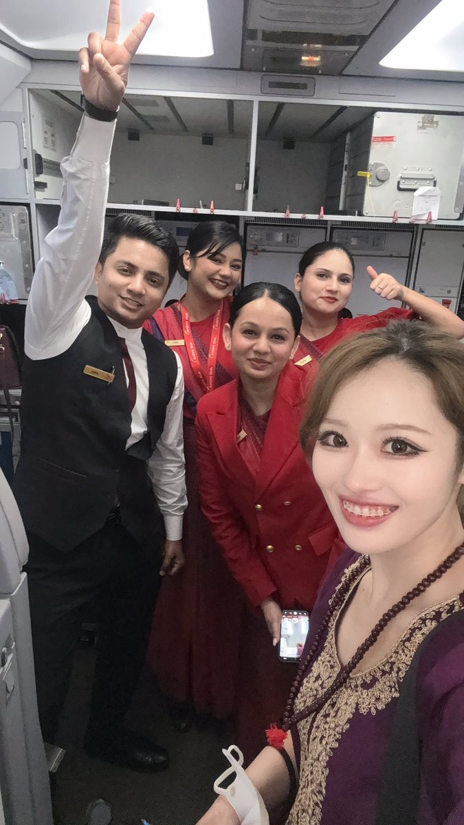 galtraveler_yu's tweet photo. 【エア・インディア✈️🇮🇳国内線】

CAさんに
『YouTube見たことあります！』
って声かけられて、一緒に写真撮った🤳

みんな美人だし、CAさん同士仲良すぎて楽しそうすぎた…！サービスだよーってクッキーもくれた🍪みんな優しい🥹🥹🥹 https://t.co/OejVWStH8r