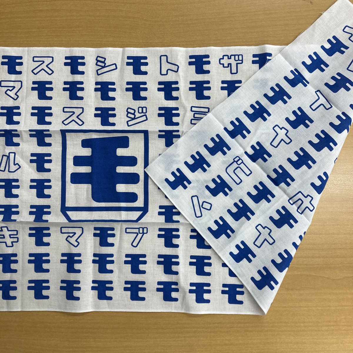 【私物手ぬぐい紹介12】
手ぬぐいが増えすぎて紹介する気力を失っていたが久しぶりに。推しバンド、モリザベスさんの手ぬぐい。手捺染(てなっせん)製のは初めて買ったのですが、注染と同様に裏まで染まるもんなんですね。