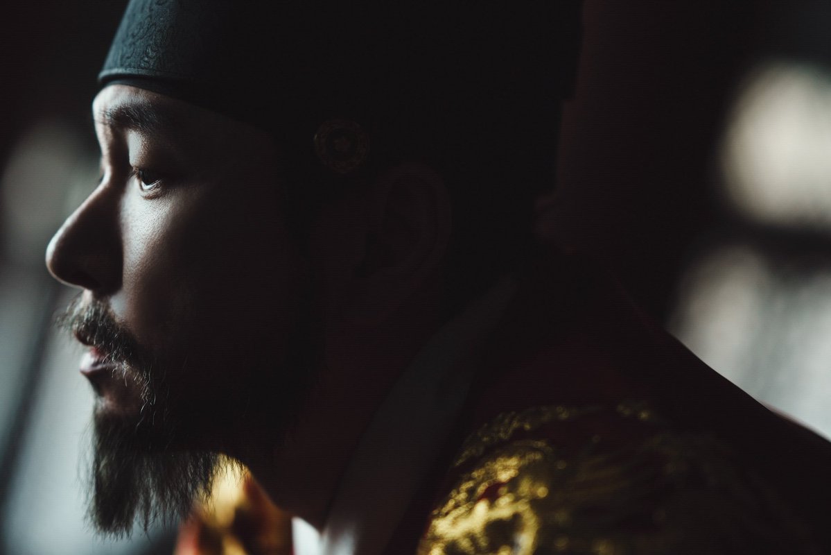 goodmanstoryent's tweet image. [#조승우 #CHOSEUNGWOO]
넷플릭스 시리즈 &amp;lt;동궁&amp;gt; 퍼스트룩 공개 📸

저주를 해결하기 위해 구천과 생강을 은밀히 부르는 ‘왕’ 으로 돌아온 승우 배우 ✨
넷플릭스 시리즈 &amp;lt;동궁&amp;gt; 많은 기대 부탁드립니다 🤗 ⠀

사진 제공: 넷플릭스