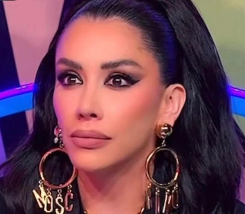 Mi mamá llegando a la casa viéndome con sus tacones y sus vestidos puestos: