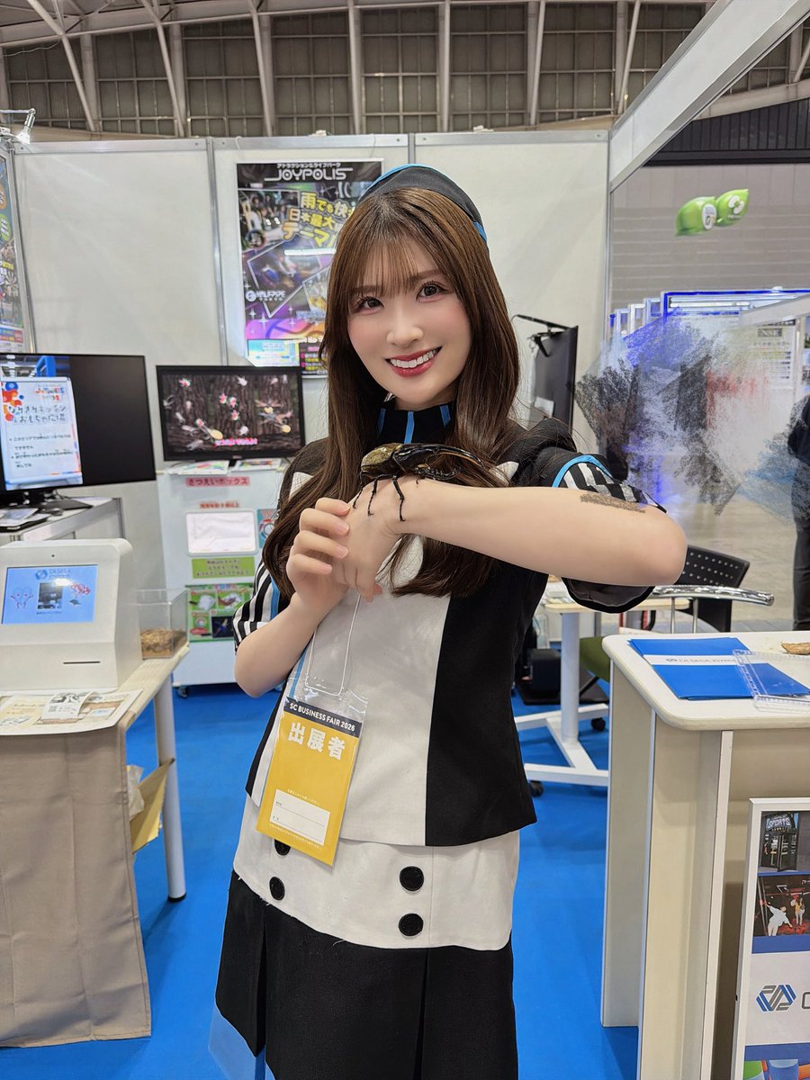 tamakisanyade's tweet photo. 本日は企業向けのイベントで
夕方までジョイポリスさんのブースにてお手伝いさせていただいてます＊
ヘラクレスオオカブトさんもいたので触れ合ってみました🩷
夏のイベントでジョイポリスさんにも登場することがあるみたいっ.ᐟ.ᐟ
お台場のジョイポリス行きたくなった🥳
#CAセガジョイポリス
#SCBF2026