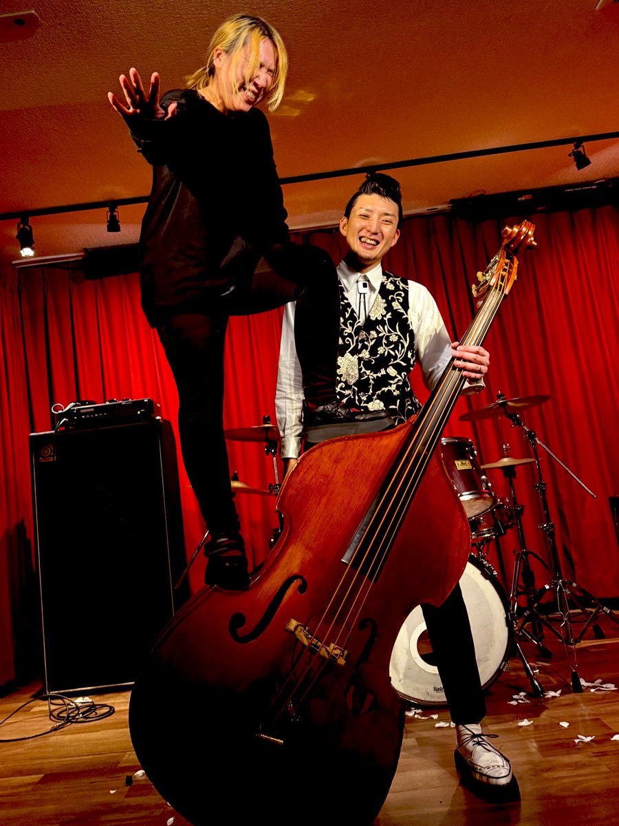 先日の現代夫婦music video撮影オフショット3本立て

👶バブみづほスタイル
🌀夫の必殺くるくる技をうまく撮りたくて必死に寝転がるバブ
🏥撮影お手伝いしてくれたマキちゃんをお礼にウッドベースに乗せて撮影(後に落下)(命に別状はなし)