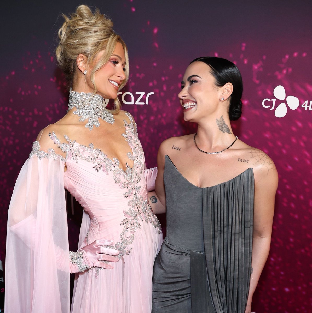 projeto_lovato's tweet image. Demi Lovato e Paris Hilton no red carpet da estréia do documentário "Infinite Icon: A Visual Memoir". 🩷🩶