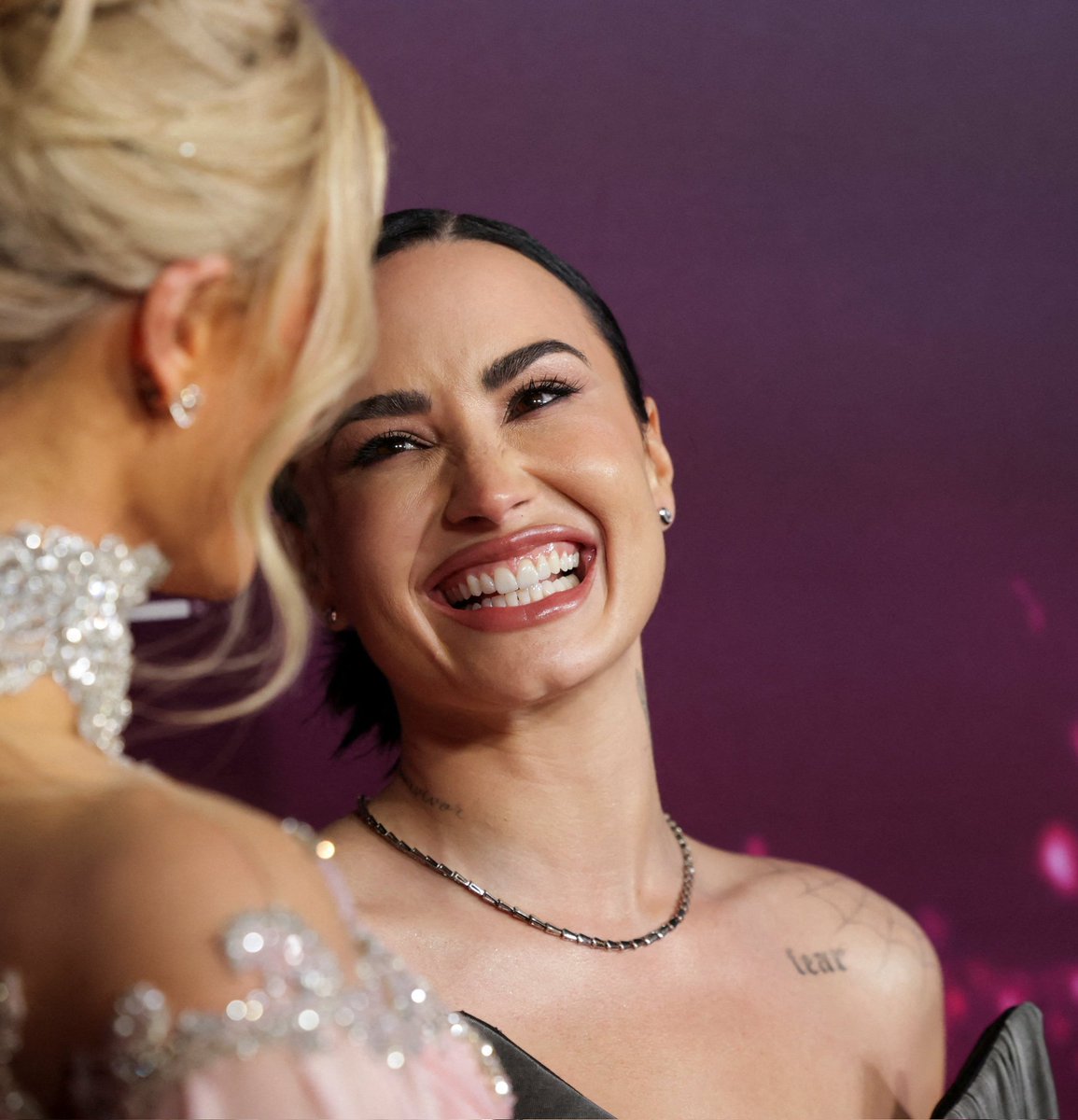 projeto_lovato's tweet image. Demi Lovato e Paris Hilton no red carpet da estréia do documentário "Infinite Icon: A Visual Memoir". 🩷🩶