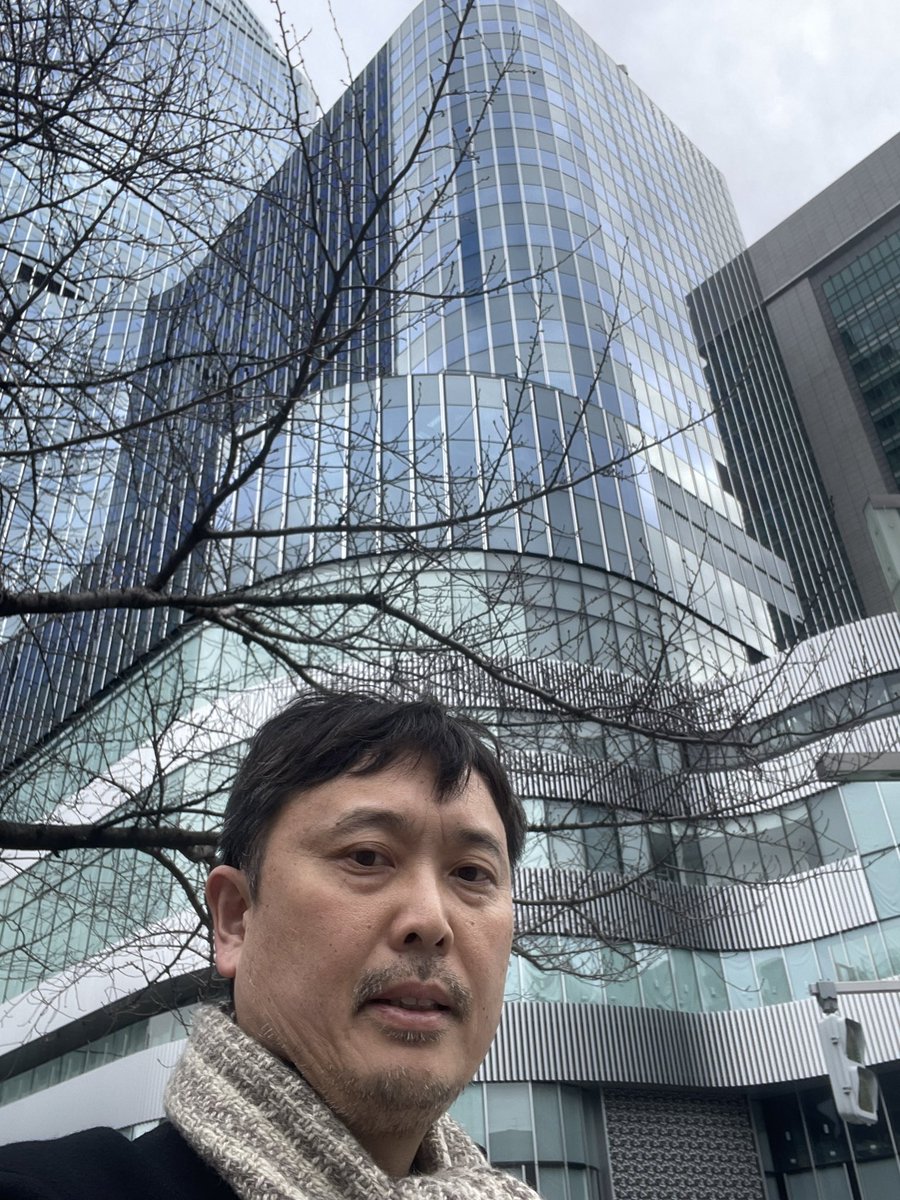 このあと14時から #ストックボイス 東京マーケットワイド、午後の部 #投資信託 のコーナーに出演します！ #MX 2 などでご覧ください。  日本橋の巨大な野村ビルを背景に。