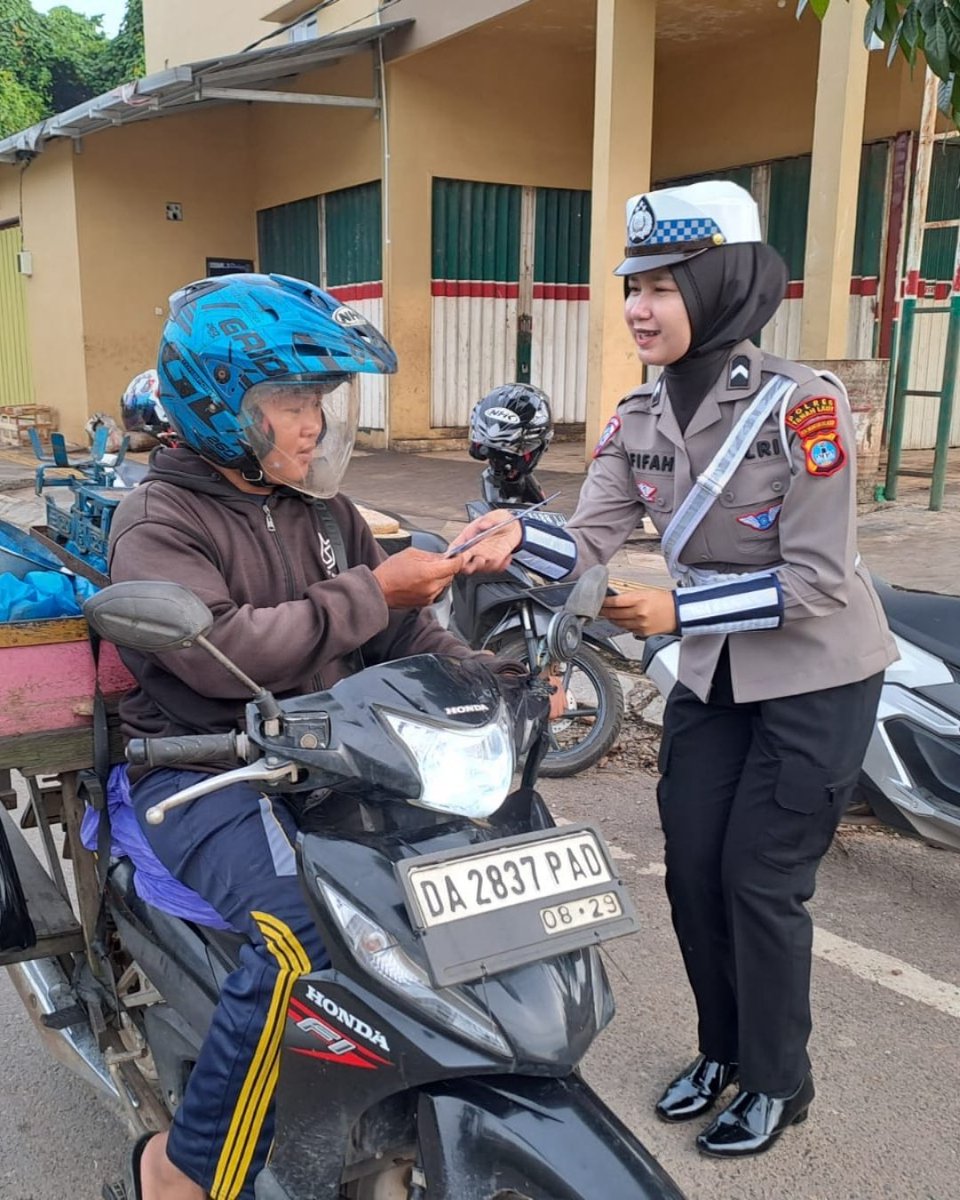 LautHumas's tweet image. Dalam upaya meningkatkan kesadaran dan kepatuhan masyarakat terhadap peraturan lalu lintas, Satuan Lalu Lintas Polres Tanah Laut melaksanakan kegiatan Polantas Menyapa dengan menyasar para pengendara di wilayah Kabupaten Tanah Laut, Selasa (20/1/2026) pagi.