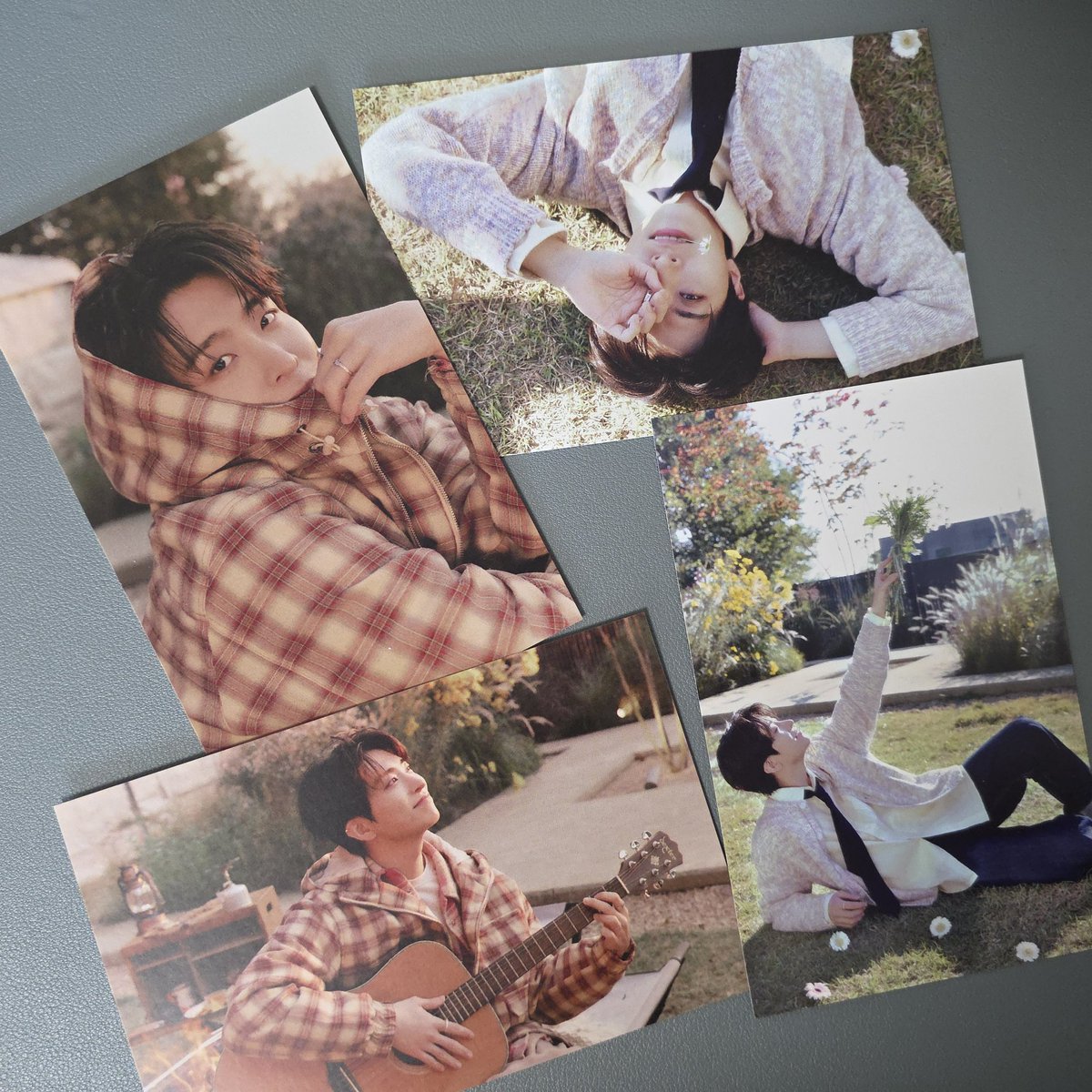 영재 시그 포토패키지가 도착했슨...🥹 이불포카가 너무 폭닥해보여서 포카에서 섬유유연제 향기나는거 같음... 원본 폴라가 너무 갖고 싶어지는데 왜 저 안주셨어요...ㅠㅜㅜㅜㅠ 엽서 사진들도 넘 귀엽고 잘생겼는데... 착장별로 사진 더줘요... 더줘... ㅠㅜㅜㅜ

#영재 #YOUNGJAE <a href="/ChoiArs_YJ/">YOUNGJAE</a>