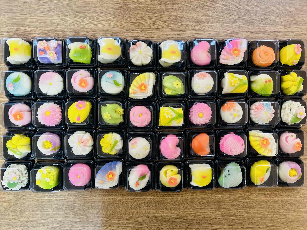 t_marumelo's tweet photo. 先日1Fユニットで行われた合同新年会の様子です♪色とり��りの和菓子がとても華やかでした✨入居者さまの楽しそうな様子をたくさん撮影することができて幸せな気持ちになりました☺
今年もみなさまと一緒に素敵な時間をたくさん過ごせますように。 https://t.co/h9CbE7xJj8