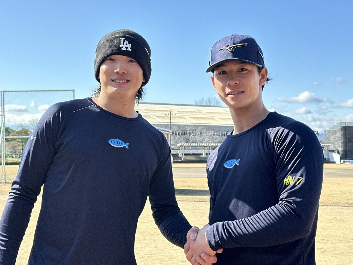 swallowspr's tweet photo. 最高の天気の中、報道陣へ自主トレの公開を行いました。
#swallows
#長岡秀樹
#内山壮真 https://t.co/N7jQx1IxdJ