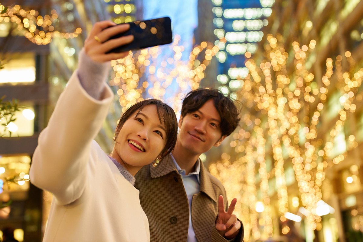 Image for the Tweet beginning: ✨イルミネーションは脈ありサイン？✨

❄️ 距離が自然と近い
🤍 さりげないボディタッチ
📸 ツーショットを撮りたがる
☕ 寒さや疲れを気遣ってくれる
💬