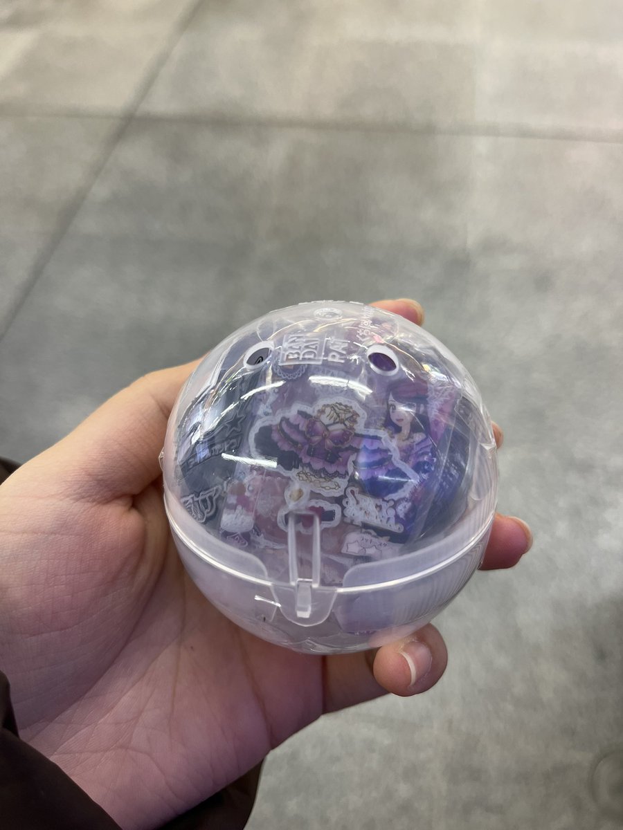 erena_00's tweet photo. 駅でガチャみっけ！！
ゴスマジックが欲しかった〜🥹
でも他狙いの2つゲット出来たからよし！🫶🏻
 #アイカツ https://t.co/ldLuCu6QDG
