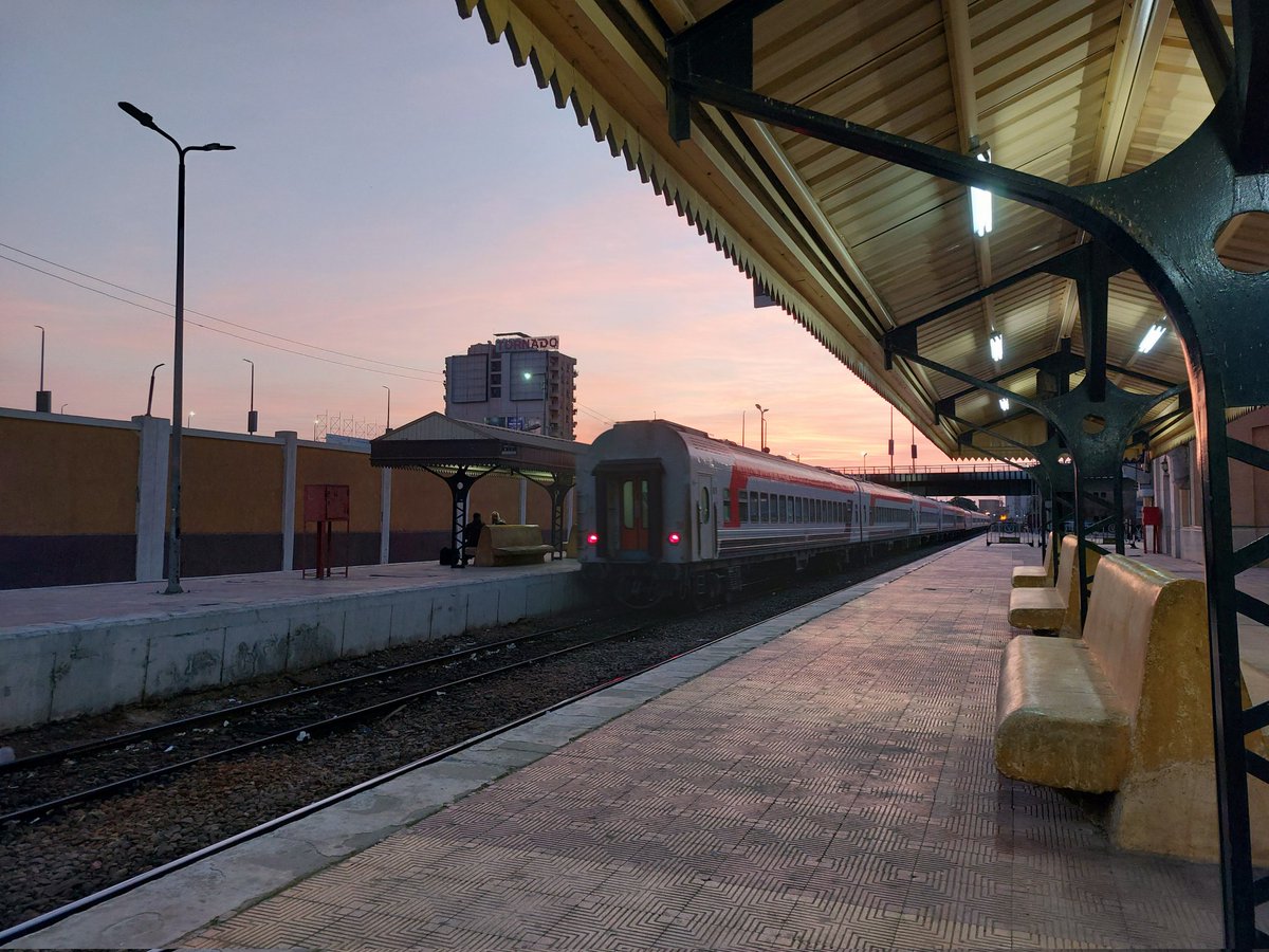 صباح الخير
صلوا على من أحبنا وأحببناه دون أن يرانا أو نراه ..