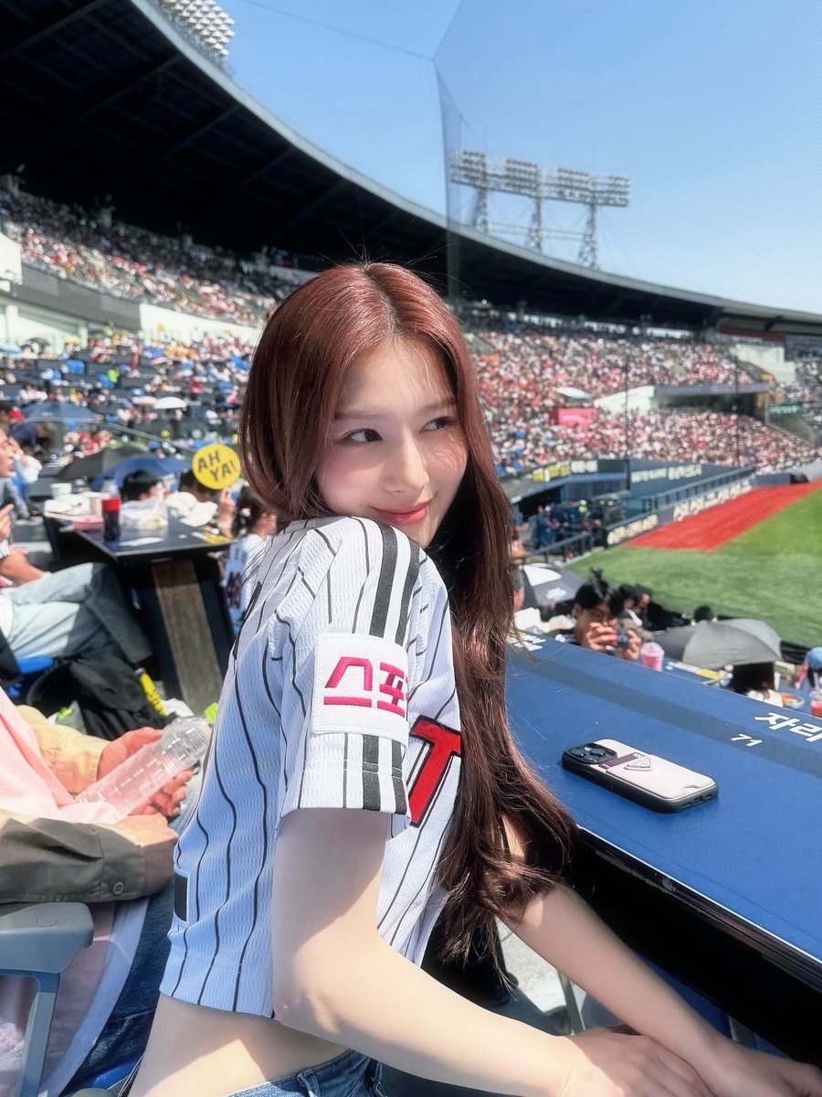 chat is this the right time to ask him a diet coke with no ice? 🥤👁️