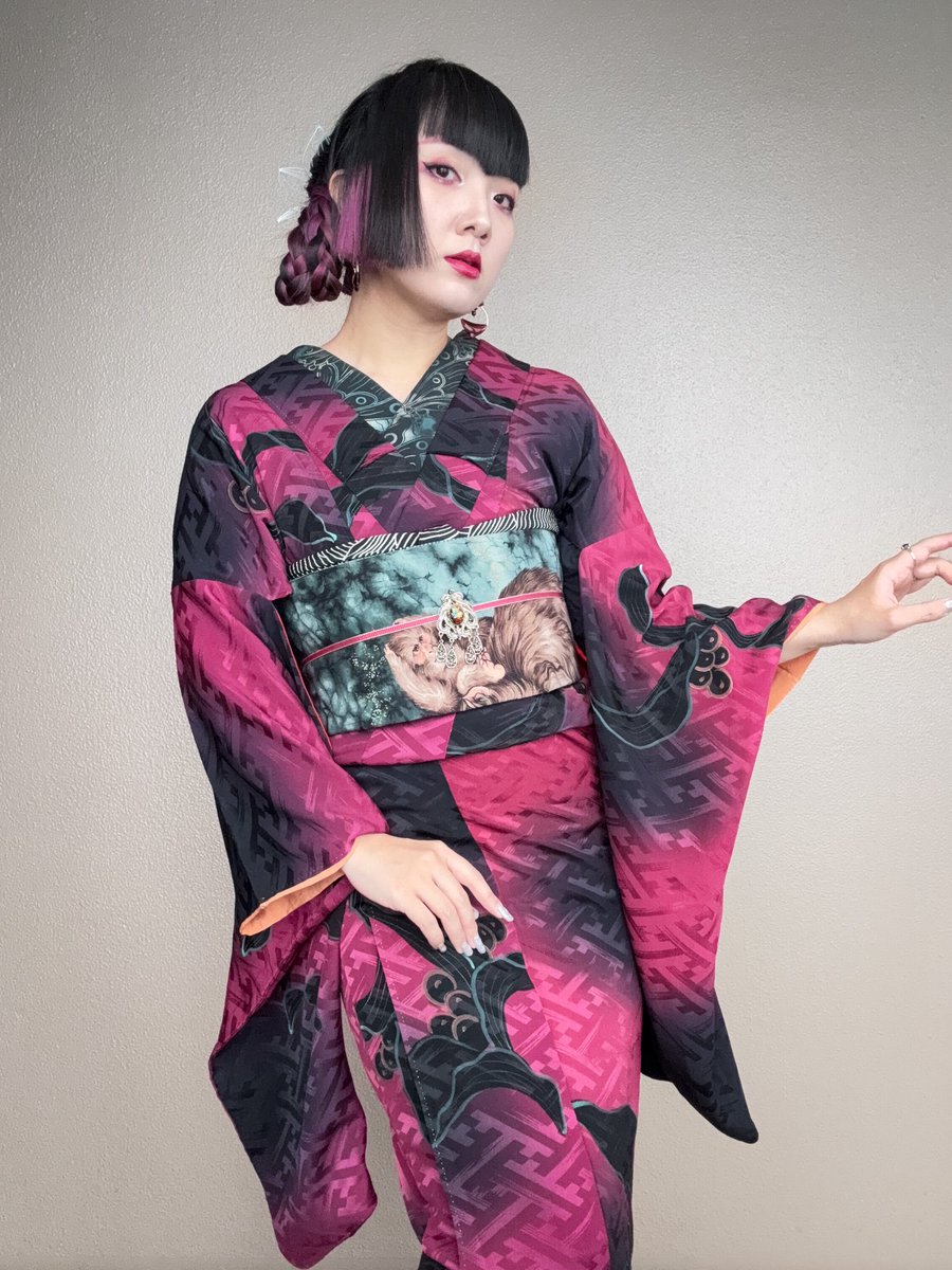 この着物最高に好き。大人っぽくて毒っ気のある気怠げなアンティークが