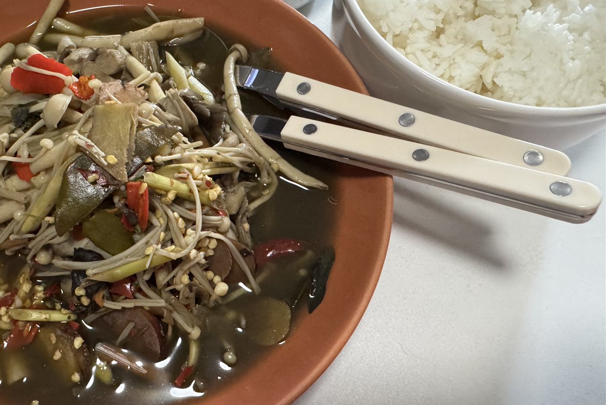 tgifridayyii's tweet image. น้องเตนใช้ช้อนซาบริ้ทานซุปไรคะ พี่ใช้ซดแกงเห็ดค่ะ นัวๆเลอ